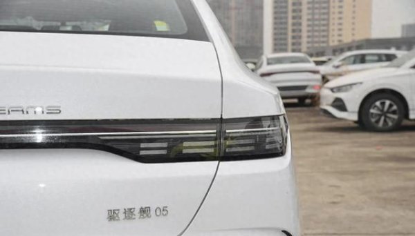 浩鼎中心 比亚迪豁出去了！降至6.98万，长近4米8，油耗1.58L，续航1245km